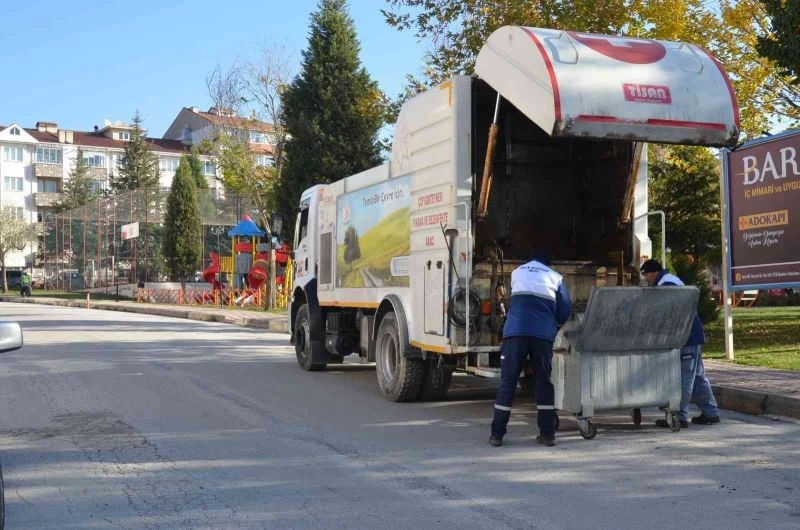 Çöp konteynırları yıkanarak temizleniyor
