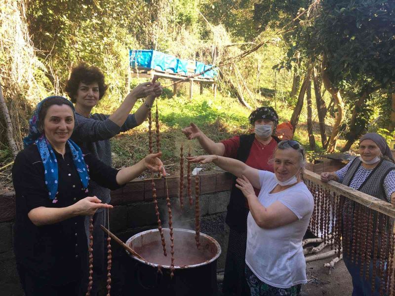 Arhavili kadınlar geleneksel yöntemlerle pestil köme yapımına başladı
