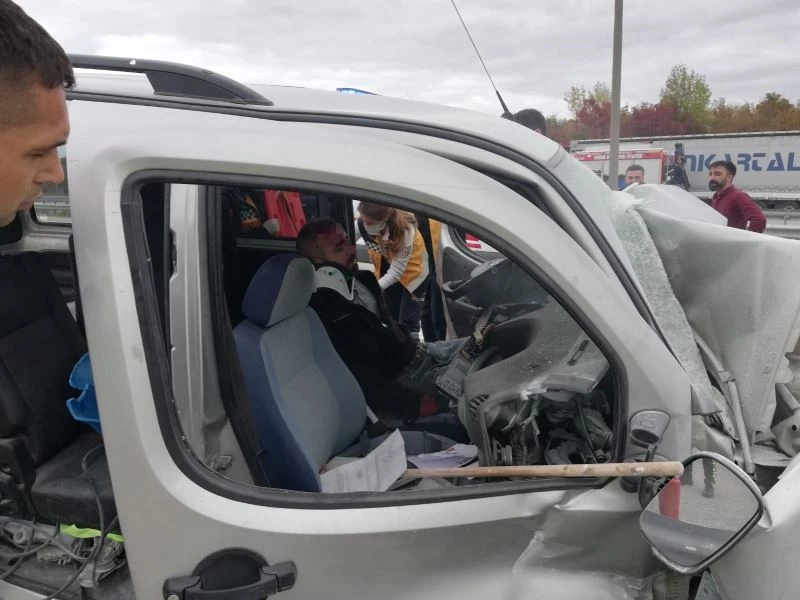 Yön tabelasına çarpan otomobil sürücüsü güçlükle çıkarıldı
