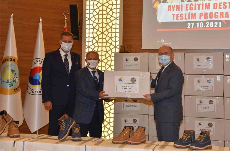 İhtiyaç sahibi çocukların ayakları üşümeyecek
