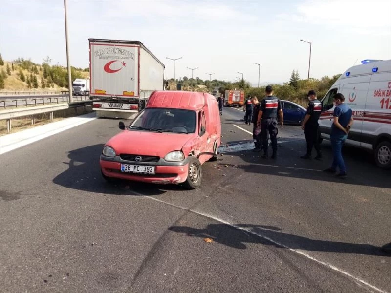Aracından otoyola savrulan meyveleri toplayan kişi otomobilin çarpması sonucu öldü