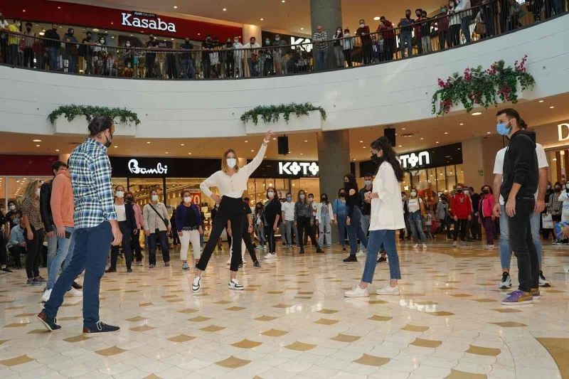 Gaziemir’de sürpriz zeybek gösterisi
