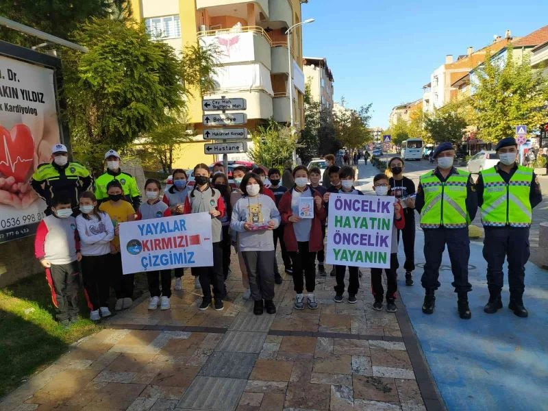 Öğrenciler ‘Yayalar kırmızı çizgimizdir farkındalığı’ oluşturdular

