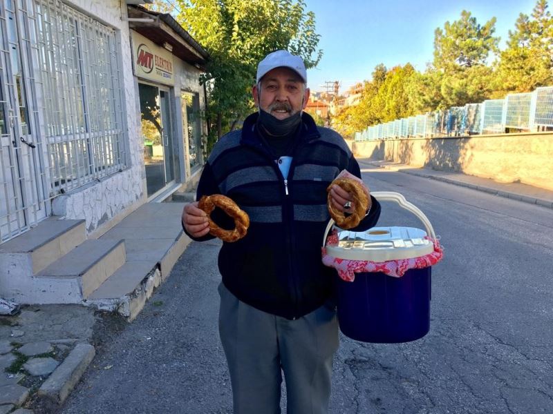 60’lık Kadir amca sepetiyle sokak sokak geziyor
