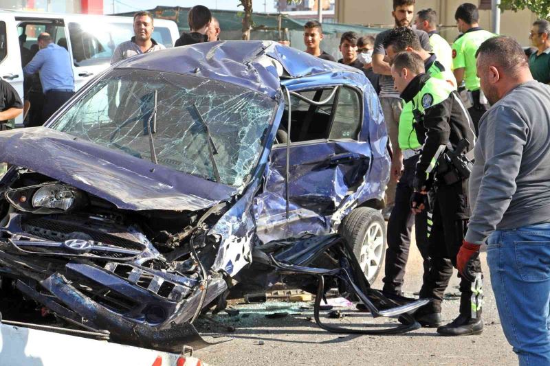 İki aracın hurdaya döndüğü kazada sürücülerden biri hayatını kaybetti, diğeri yaralandı

