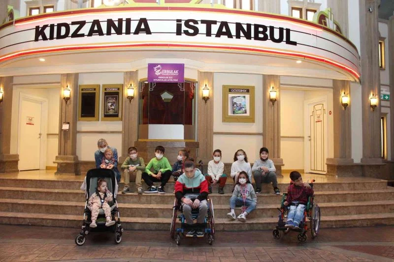 Serebral palsi hastası çocuklar, ebeveynleriyle birlikte çocuklar ülkesinde ağırlandı
