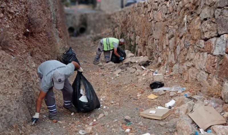 Dere yataklarından 485 torba çöp toplandı
