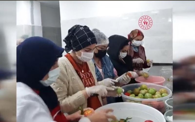 Yurt bahçesi’nde yetiştirilen sebzelerle turşu yaptılar
