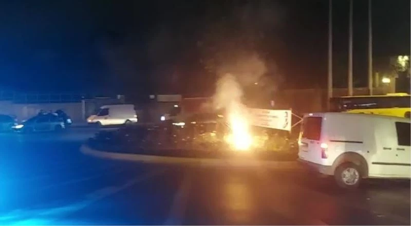 Ataşehir’de trafiğin ortasında atılan havai fişekler korkuttu
