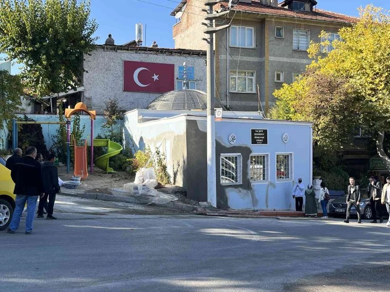 Kamyonun çarptığı türbe duvarı onarıldı
