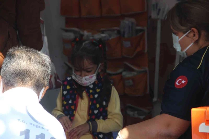 Parmağını sandalyeye sıkıştıran küçük kızın imdadına itfaiye yetişti
