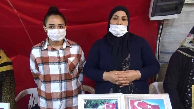 Terör örgütü PKK’nın dağa kaçırdığı ağabeyi için annesiyle nöbette
