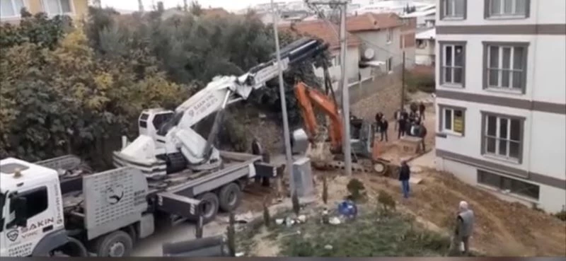 Alt yapı çalışması sırasında kepçe kendi kazdığı kuyuya düştü
