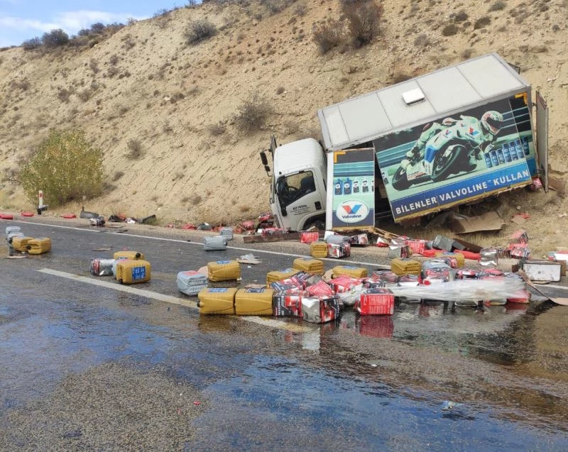 Kamyon devrildi, madeni yağlar yola saçıldı
