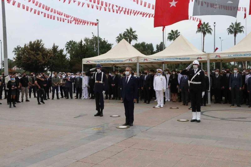 Mersin’de cumhuriyet kutlamaları çelenk sunumuyla başladı
