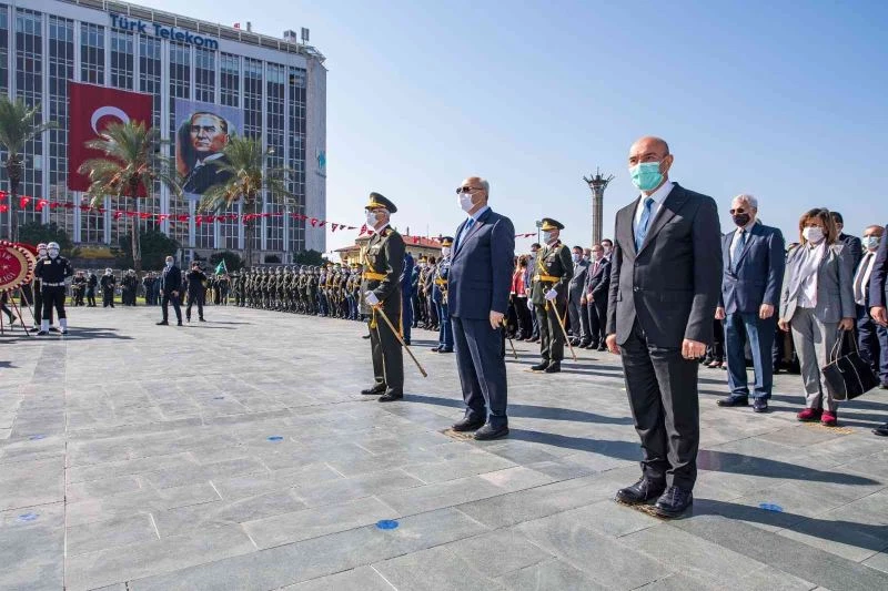 Cumhuriyet Bayramı kutlamaları çelenk töreniyle başladı
