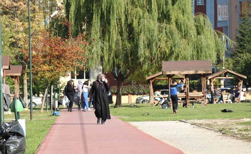 Eskişehirliler ekim ayında güneşli havayı fırsat bilip sokaklara döküldü
