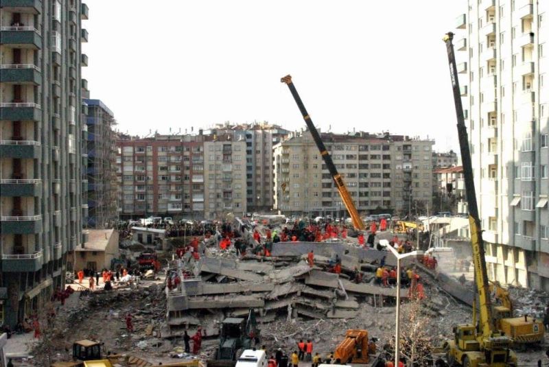 Konya’da çöken Zümrüt Apartmanı faciasında 132 saat sonra sağ olarak kurtarılmıştı, balkondan düşerek hayatını kaybetti
