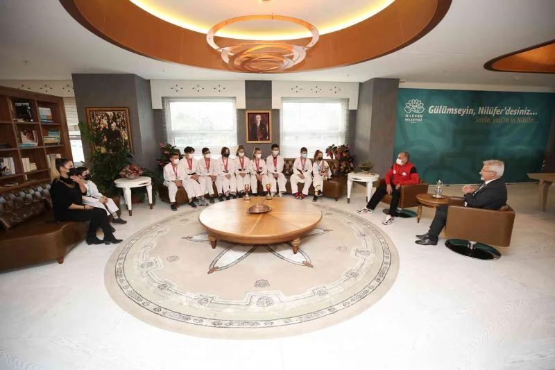 Başarılarını Başkan Erdem’le paylaştılar
