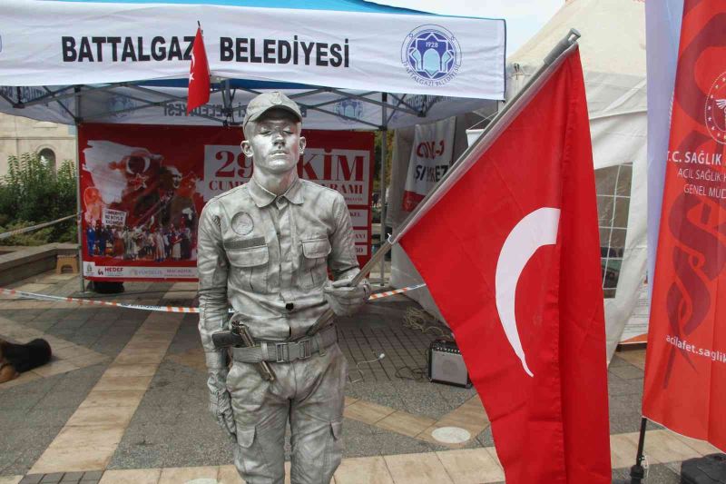 Asker selamı veren canlı heykel rekor denemesine başladı
