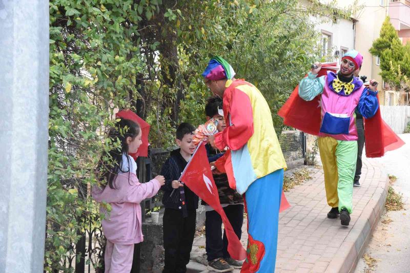  Çizgi film karakteri kostümleri giyip çocukların bayramını kutladılar
