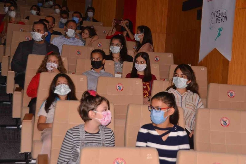 Adana’da Cumhuriyet Bayramı 15 Temmuz şehidinin isminin verildiği okulda kutlandı
