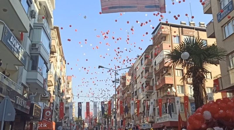 İzmir’de Cumhuriyet coşkusu: 5 bin balon aynı anda gökyüzüne bırakıldı
