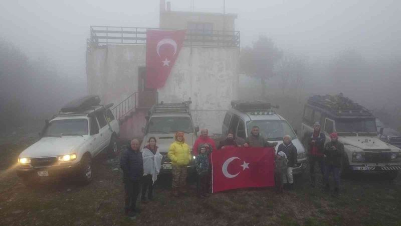 (Özel) Cumhuriyet Bayramı için Kazdağları’nın 1029 rakımlı tepesinde bulutların içinde bayrak açtılar
