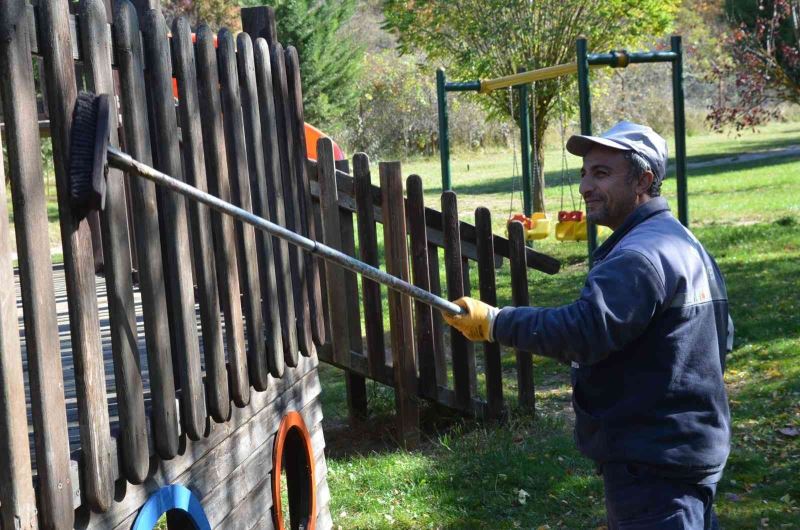 Park ve bahçelerdeki ahşap malzemeler onarılıyor
