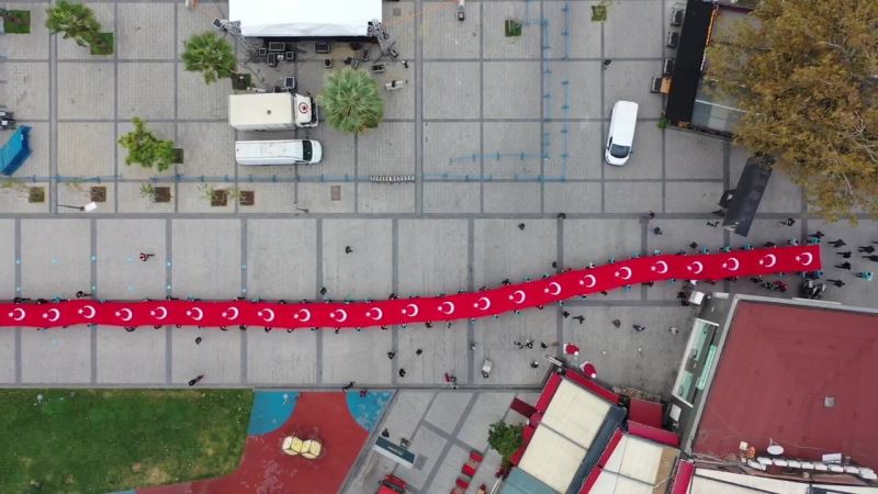 Pendik’te sokaklarda taşınan 98 metrelik dev Türk bayrağı havadan görüntülendi
