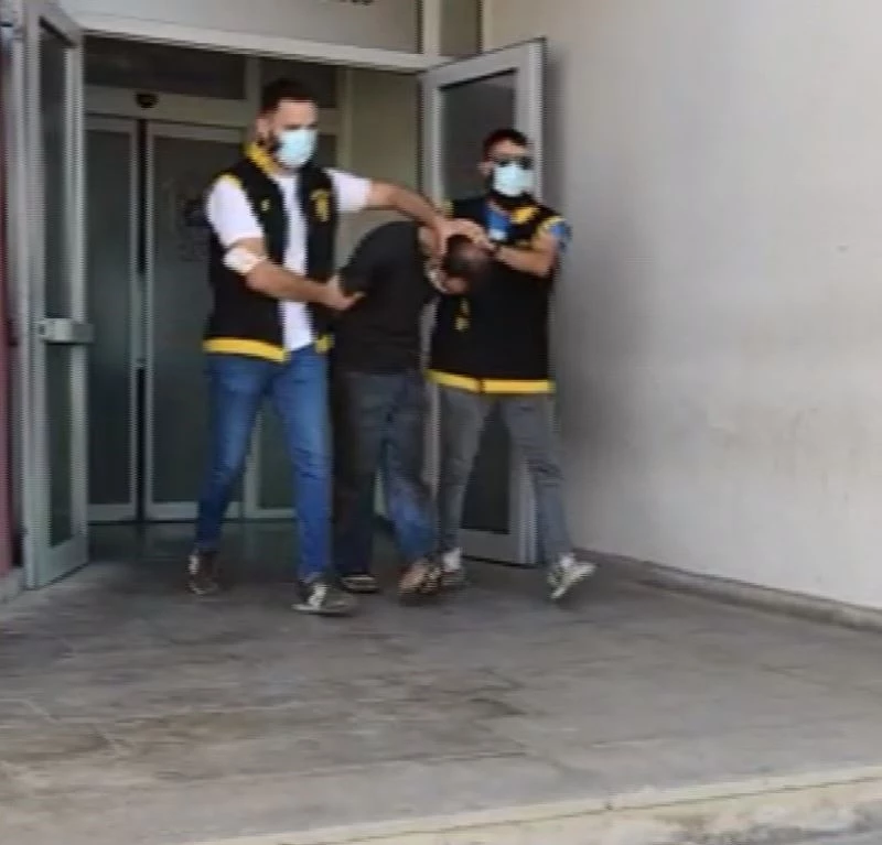 Çaldıkları otomobille kaza yapınca parçalarını söküp aldılar
