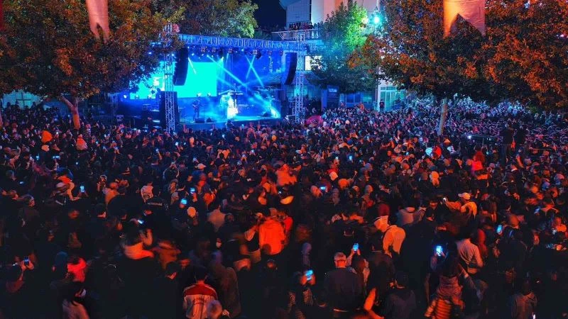 Denizli Büyükşehir cumhuriyet coşkusunu Nil Karaibrahimgil ile yaşattı
