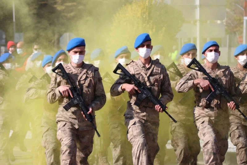 Cumhuriyet’in 98’inci yılında komandolar caddeleri inletti
