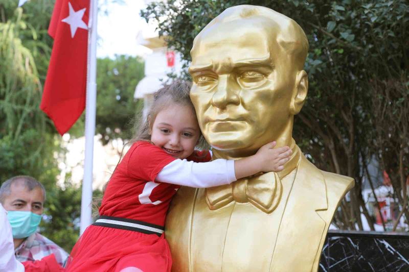 Site sakinleri Cumhuriyet coşkusunu Atatürk büstü açarak yaşadılar
