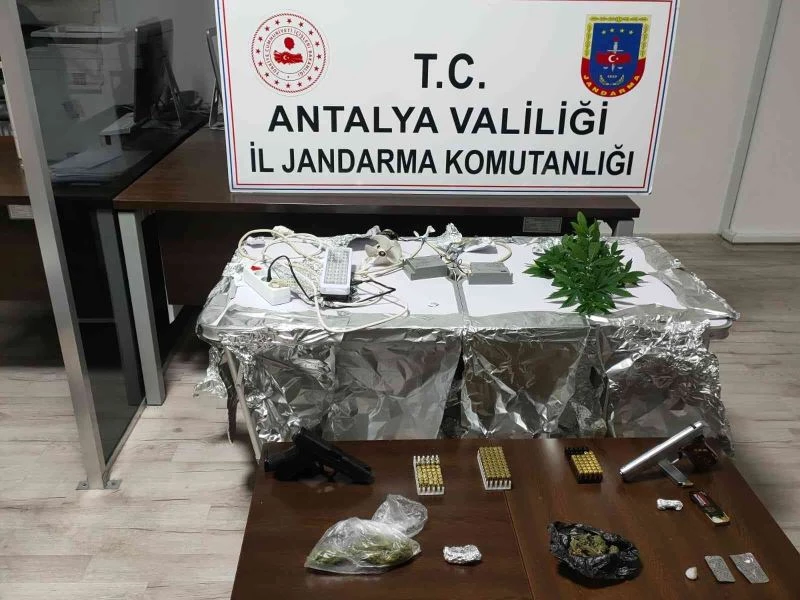 Yatak odasını uyuşturucu serasına çevirdi, jandarmadan kaçamadı
