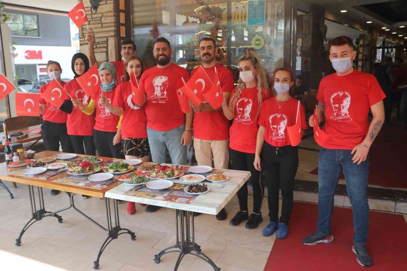 Türk bayraklı tişörtler giyerek müşterileri karşıladılar
