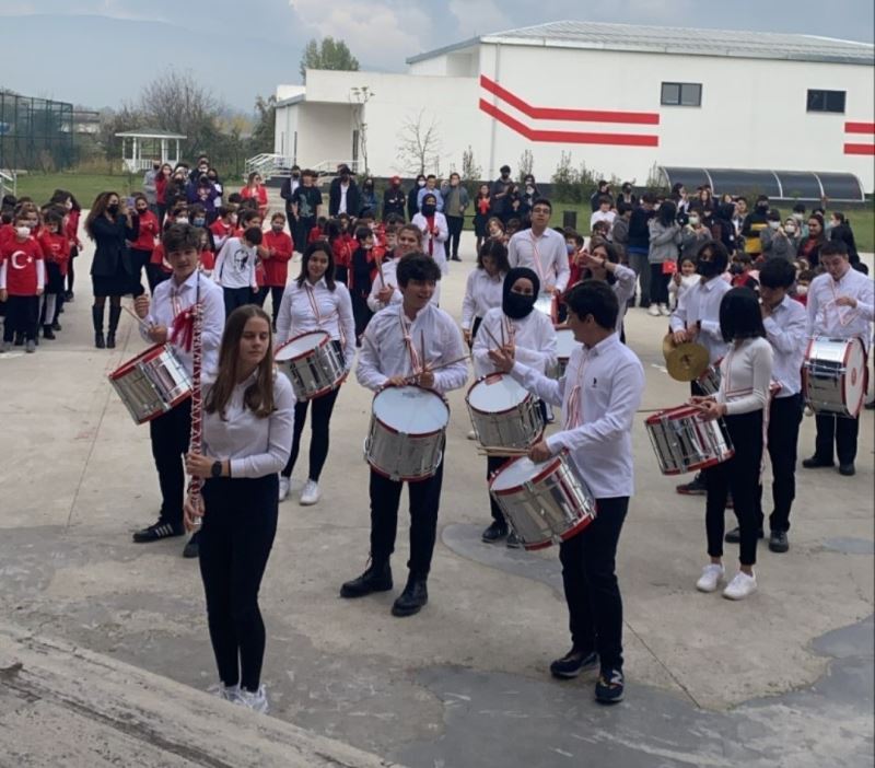 Bahçeşehir Kolejinden bandolu kutlama
