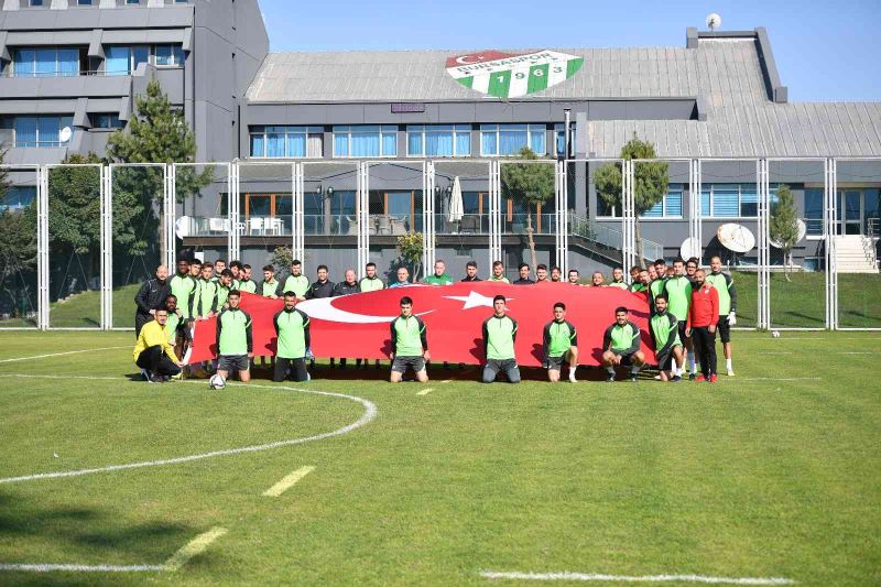Bursaspor 3 eksik futbolcuyla çalışmalarına devam etti - 29 Ekim Cumhuriyet Bayramı kutlandı
