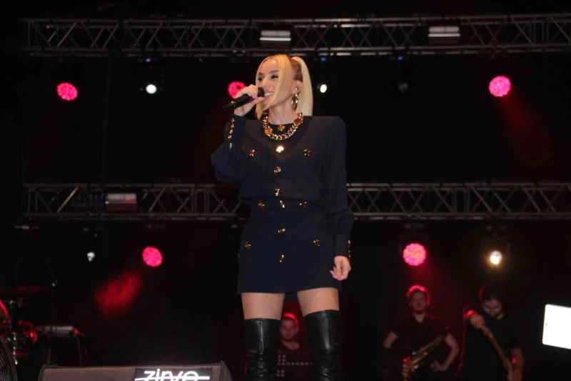 Adana’da 29 Ekim Cumhuriyet Bayramı, meşaleli yürüyüş ve Gülşen konseriyle kutlandı
