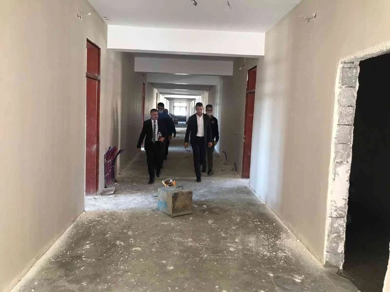 Kaymakam Savar yapımı devam eden okulu inceledi
