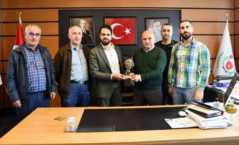 Sağlıkçılardan doktor başkana ziyaret
