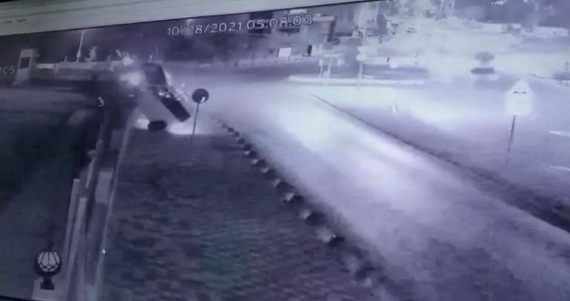 Tuzla’da panelvan araç duvara çarpıp takla attı: 1 ölü, 2 yaralı
