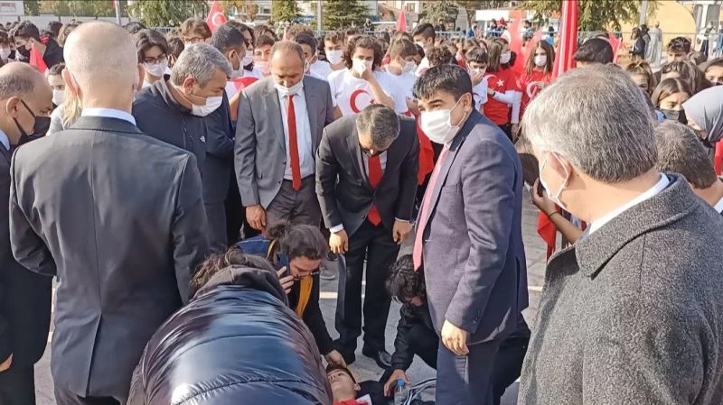 Tören alanında heyecandan baygınlık geçiren çocuğa ilk müdahaleyi doktor milletvekili yaptı
