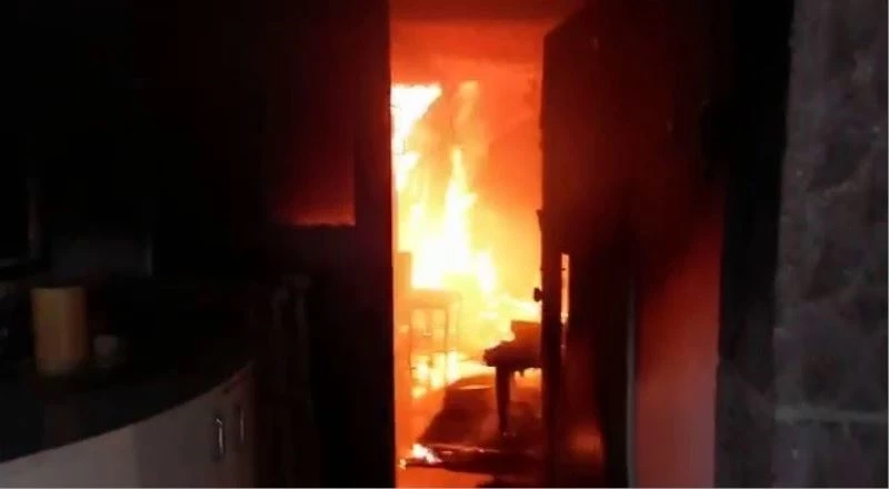 Emekli generalin iki evini ateşe verip itfaiye ekiplerine zorluk çıkardılar
