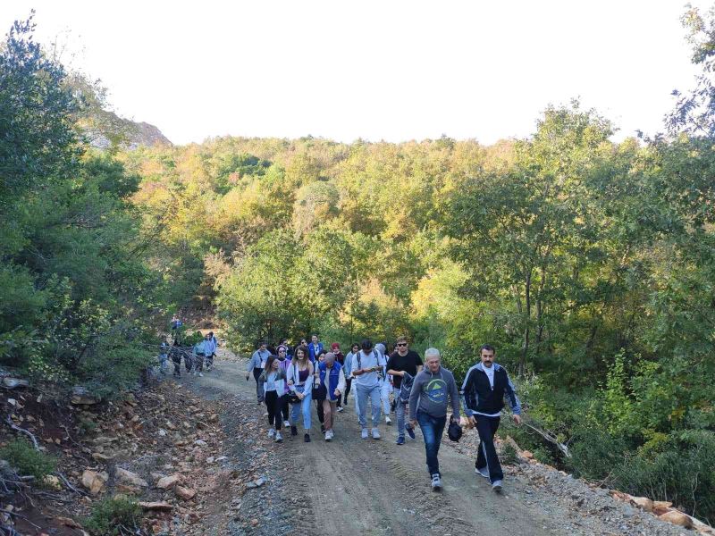 Manyaslı gençlerden doğa yürüyüşü
