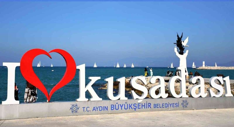 Kuşadası’nda yelkenler Cumhuriyet Bayramı dolayısıyla denizde kortej oluşturdu
