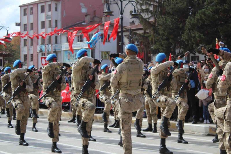 Afet bölgesinde en ön safta yer alan komandolardan nefes kesen gösteri
