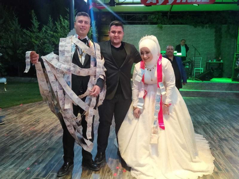 Evlenen abisine sürpriz yaptı, 50 metre uzunluğunda banknotlar hazırladı

