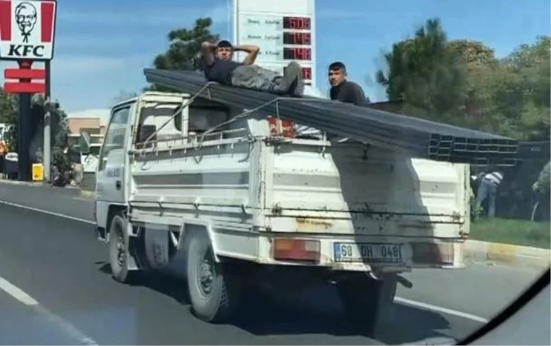 Kamyonet kasasındaki tehlikeli yolculuk kamerada
