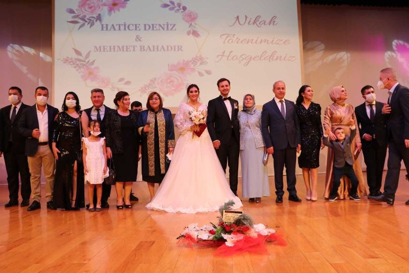 Nikah 30 şahit eşliğinde kıyıldı
